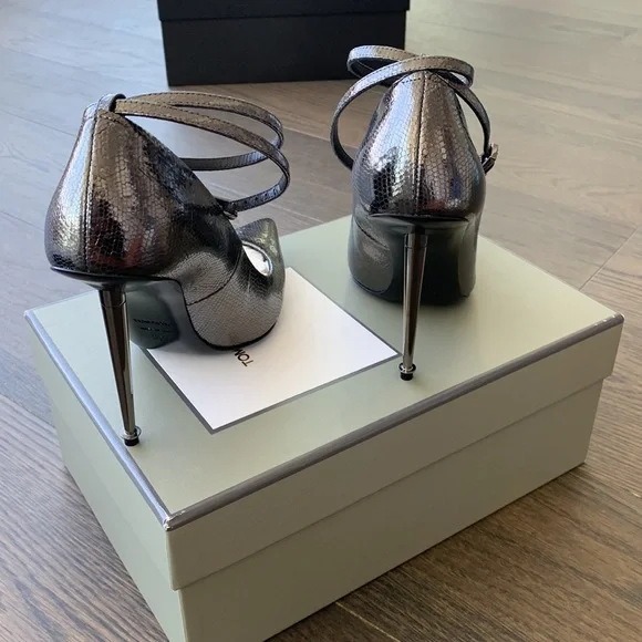 TOM FORD GUNMETAL PUMP W/ LOCK 38 - Picture 4 of 10